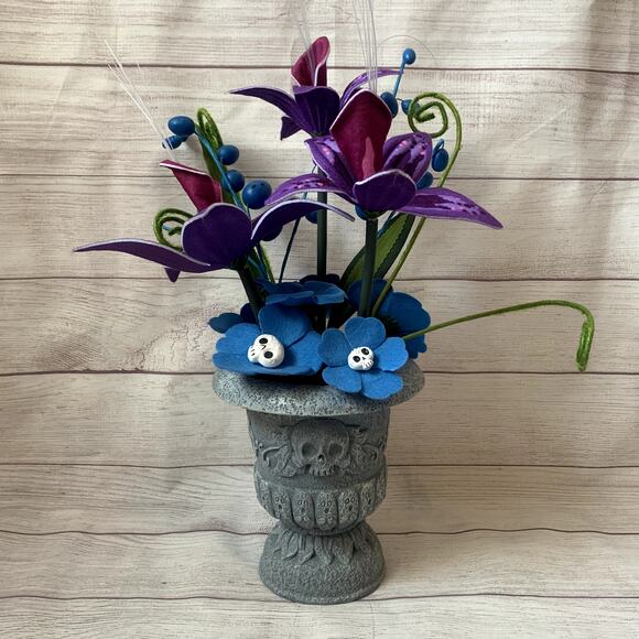 Hyde and Eek! Target Ghoulish Garden Dungeon Lilies Creepy Plant Halloween 2022 - Picture 1 of 13